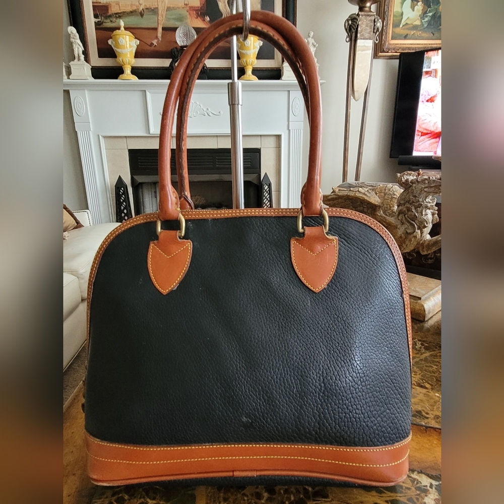 Dooney & Bourke vintage dome style bag. - Picture 2 of 13